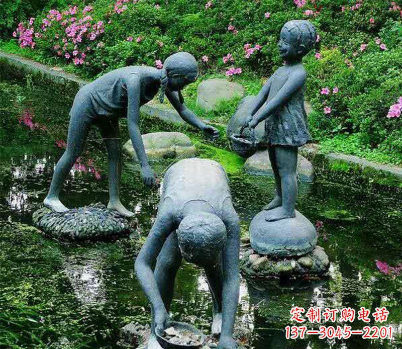 开封公园捉螃蟹的小孩小品铜雕