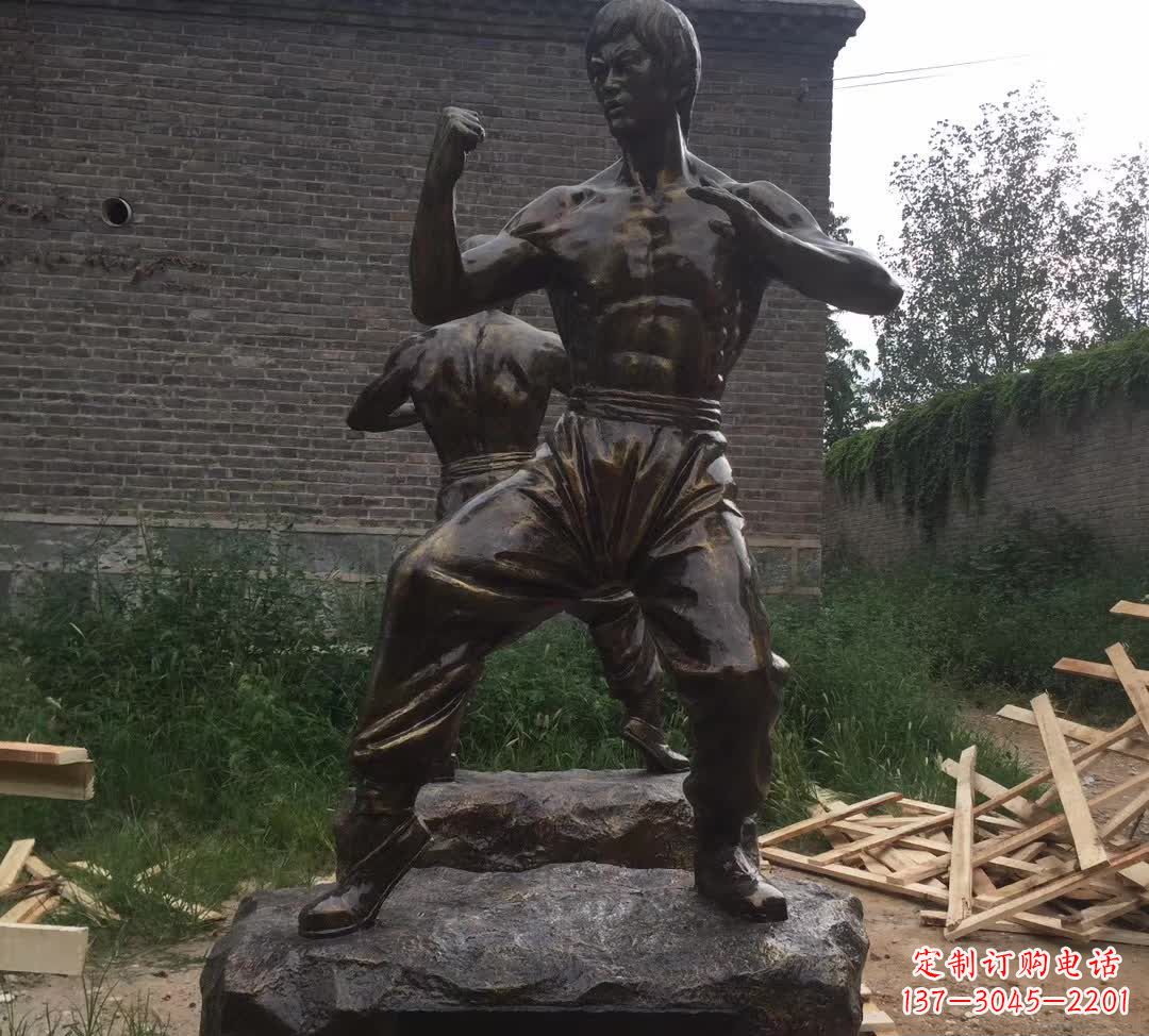 开封令人叹为观止的李小龙铜雕
