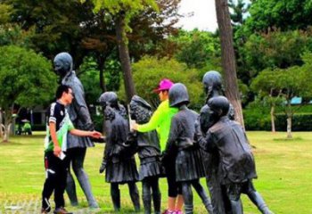 开封铜质老鹰抓小鸡雕塑