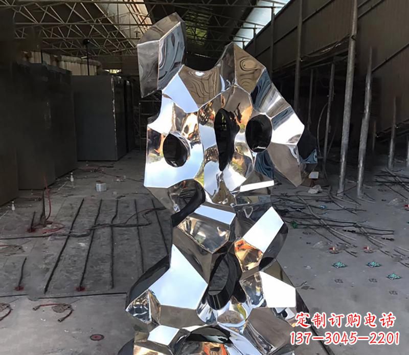 开封别具匠心的太湖石雕塑