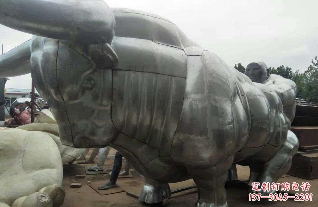 开封中领雕塑:复古拓荒牛不锈钢雕塑