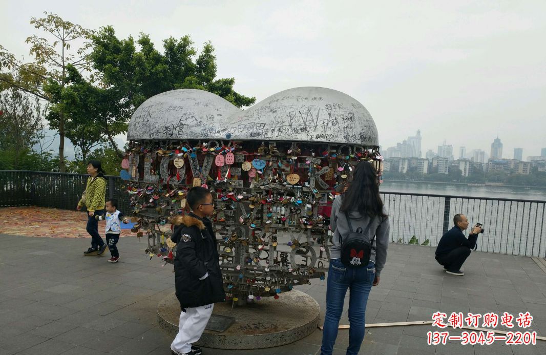 开封不锈钢英文字母镂空景观雕塑