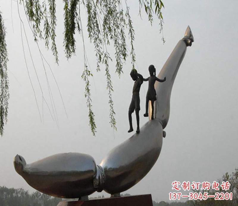 开封海豚情侣雕塑,精美绝伦,让爱沉醉于大海中