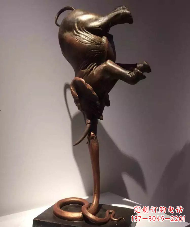 开封广场大象倒立景观铜雕
