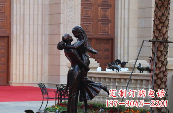 开封广场浪漫情侣人物铜雕