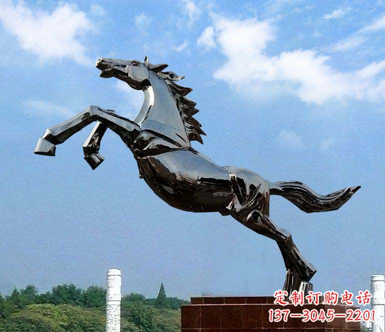 开封浑然天成的激情奔马雕塑