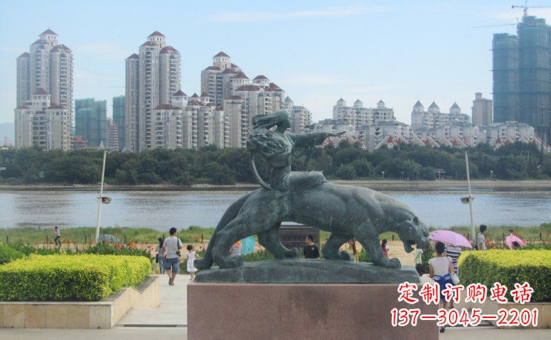 开封广场坐着狮子的女人景观铜雕