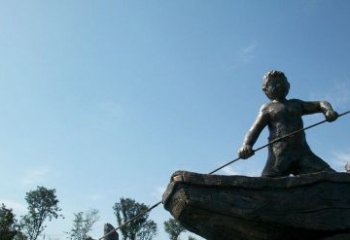 开封男孩撑船铜雕，营造童趣氛围