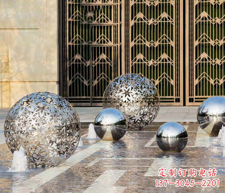 开封欣赏自然的美:不锈钢花形镂空球喷泉雕塑