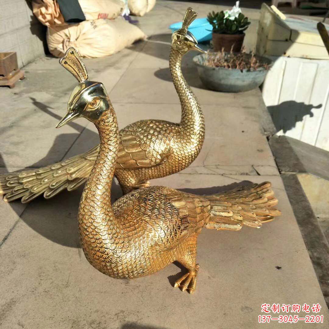 开封高贵典雅的黄铜雕刻孔雀雕塑