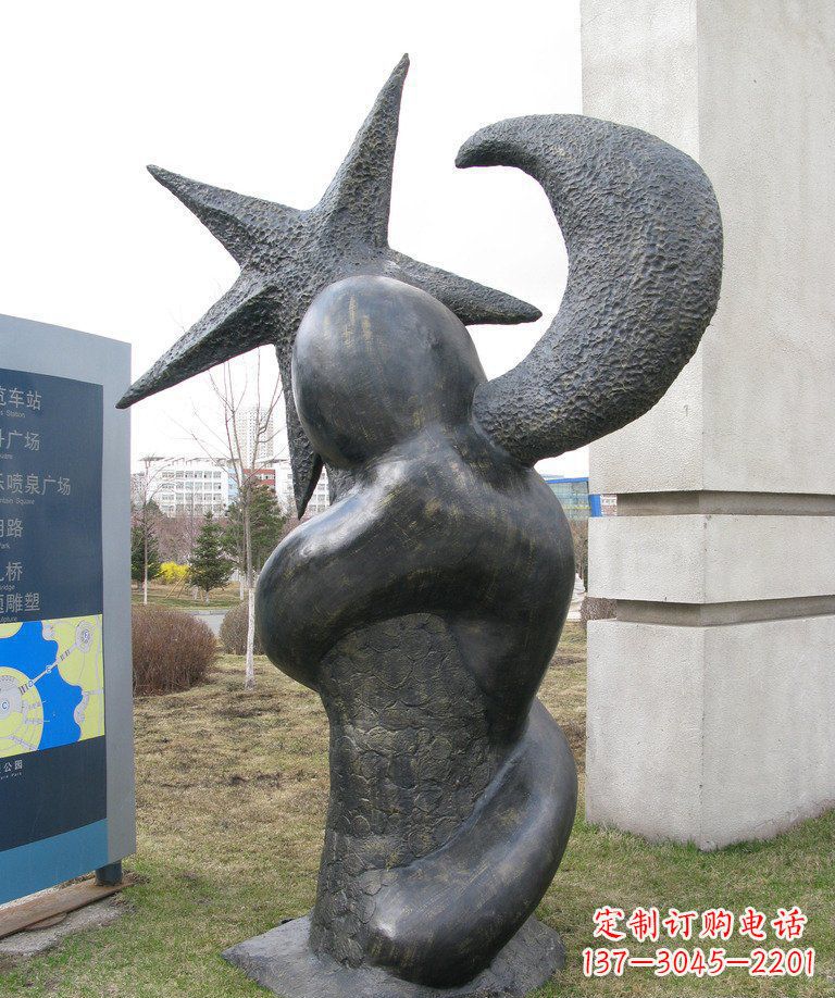 开封街边星星月亮景观铜雕是由中国领雕塑定制的…