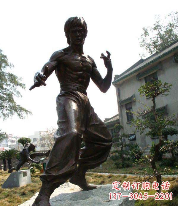 开封忠实再现李小龙公园名人铜雕