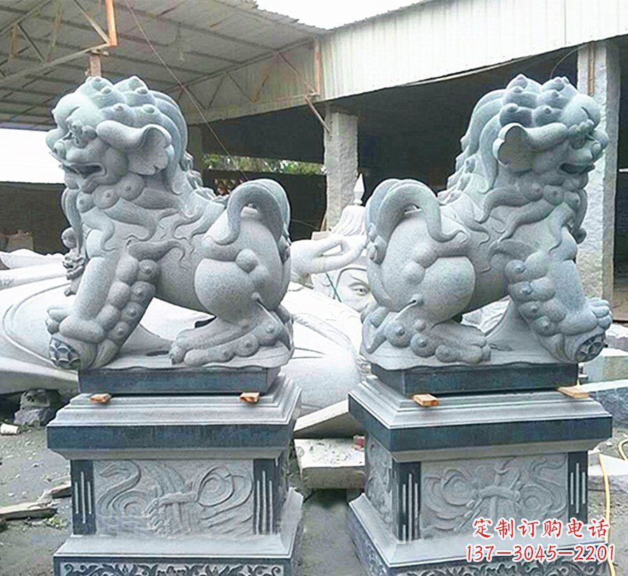 开封南方狮子献钱狮石雕,精美狮子雕塑为您庆祝