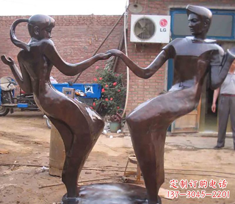 开封时尚多彩的情侣雕塑