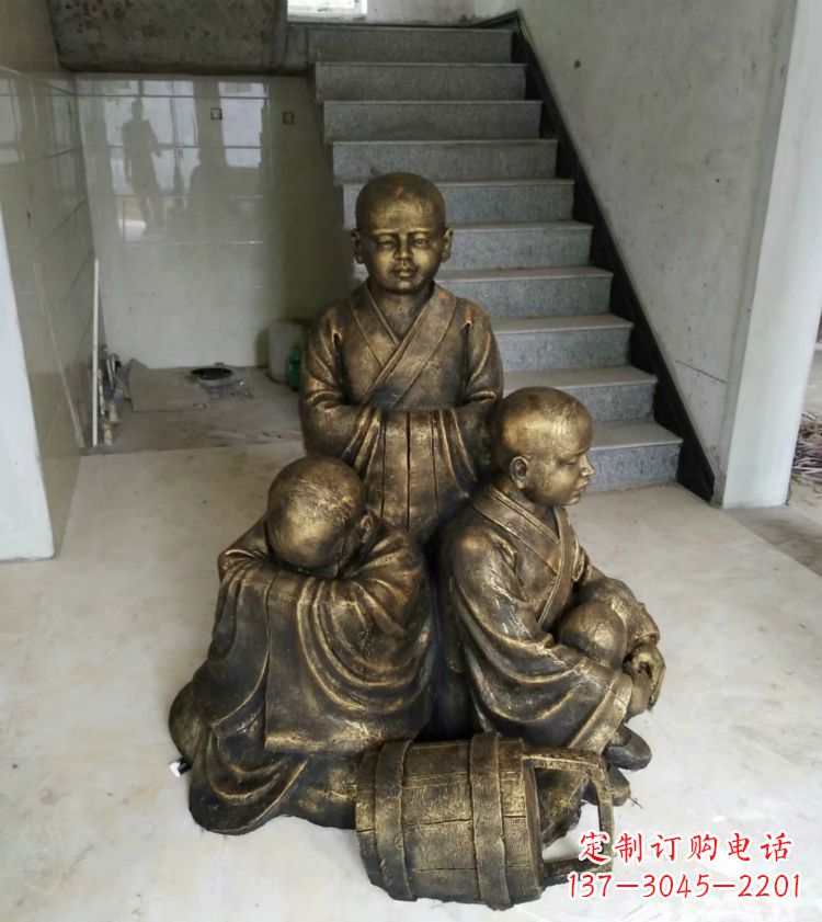 开封中国领雕塑推出的金色佛祖三像是一件令人惊…
