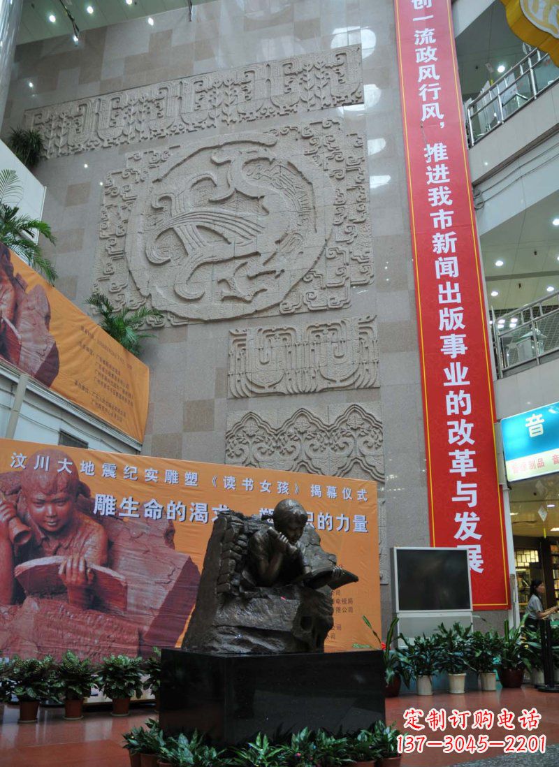 开封令人惊叹的小女孩景观铜雕