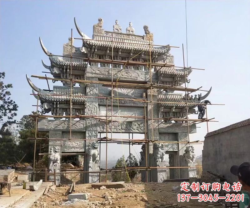 开封石牌坊外东侧的龙凤雕塑