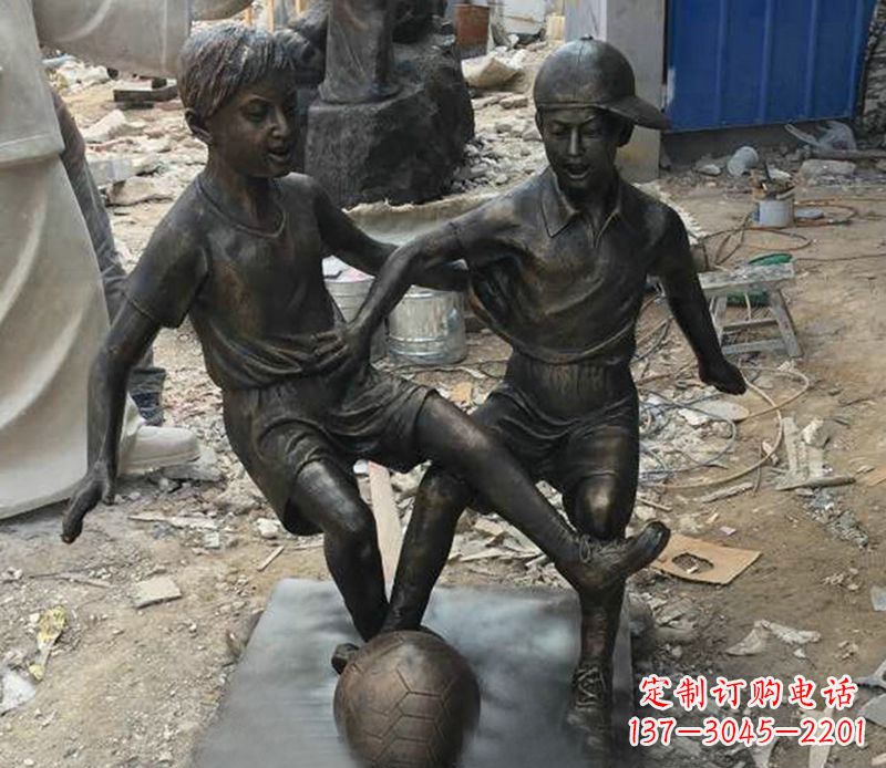 开封踢足球公园人物铜雕