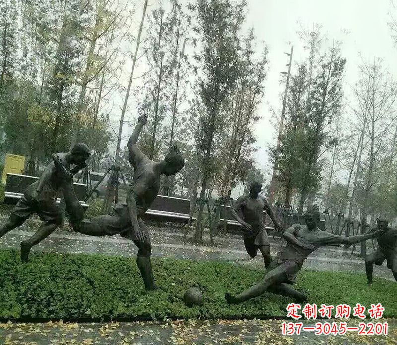 开封踢足球公园运动人物铜雕