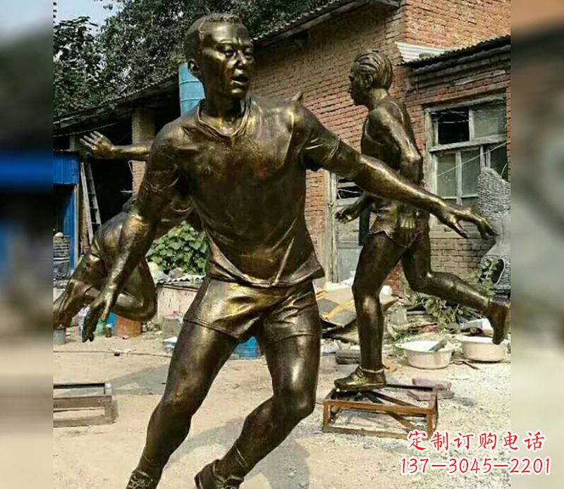 开封踢足球广场人物铜雕