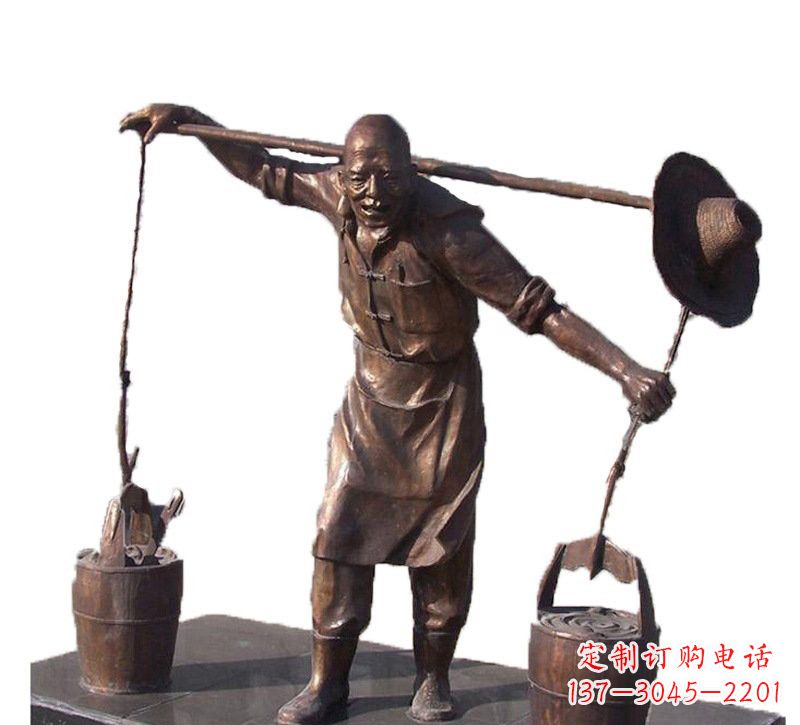 开封挑扁担的老人铜雕