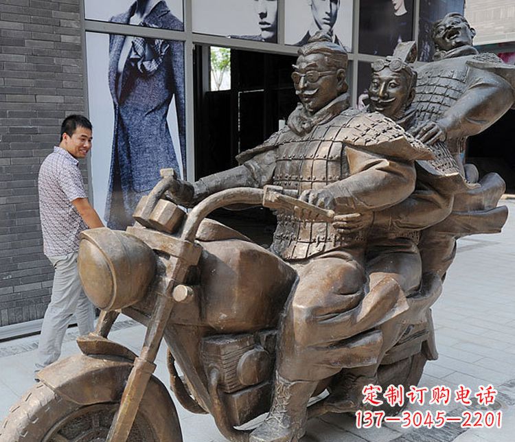 开封铜雕街头骑摩托人物雕塑