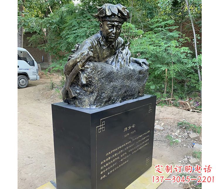 开封铜雕邱少云战士雕塑