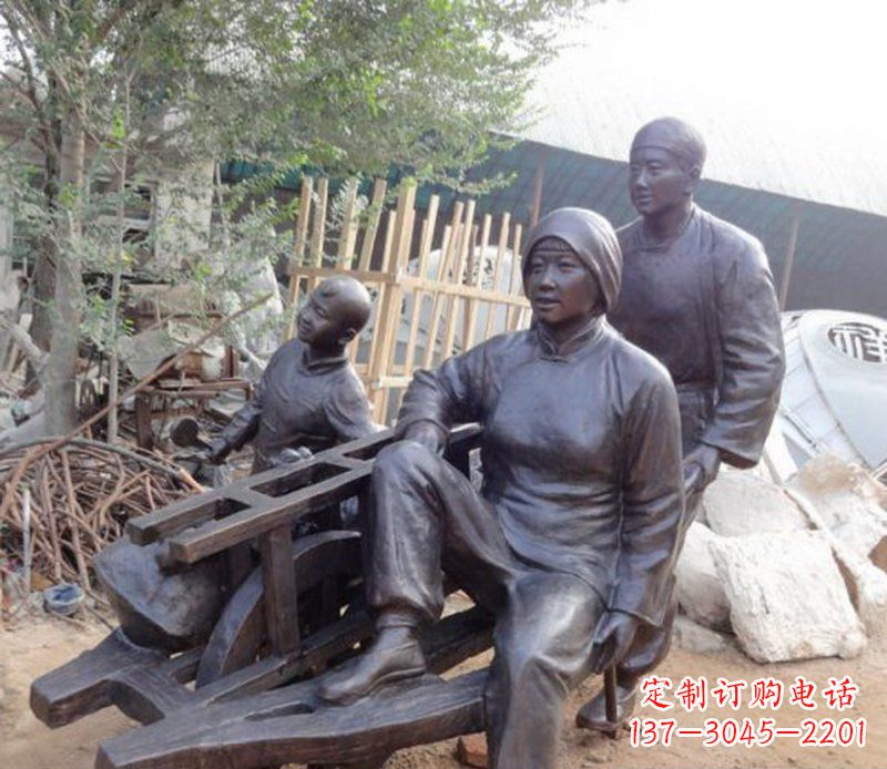 开封推独轮车人物铜雕