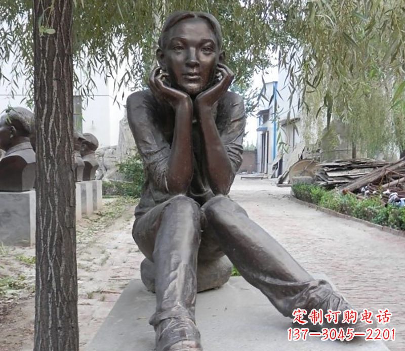 开封托着下巴小女孩公园人物铜雕