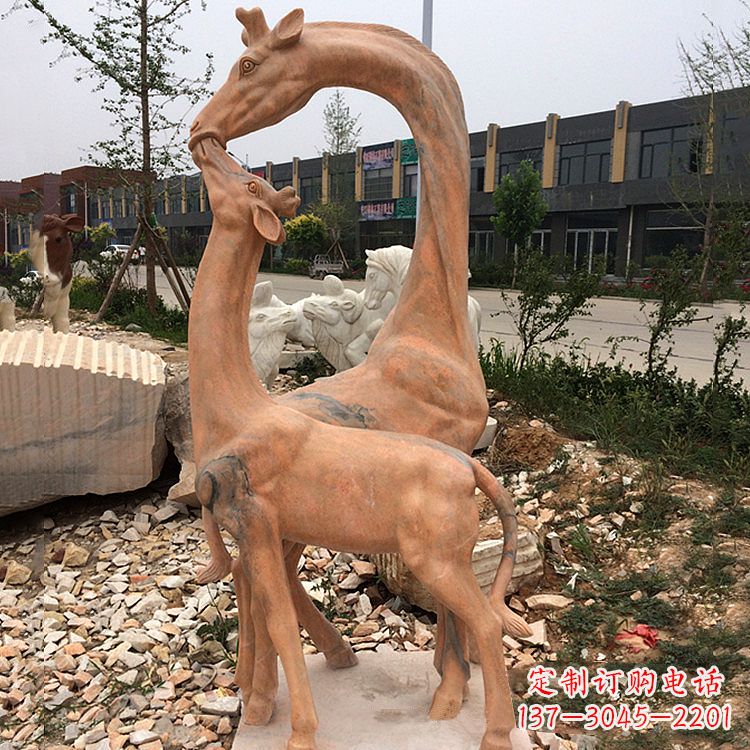 开封晚霞红石雕长颈鹿-校园公园母子亲情景观雕塑
