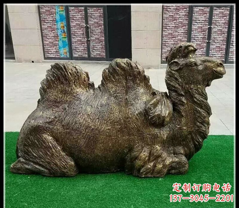 开封卧在草地的骆驼铜雕