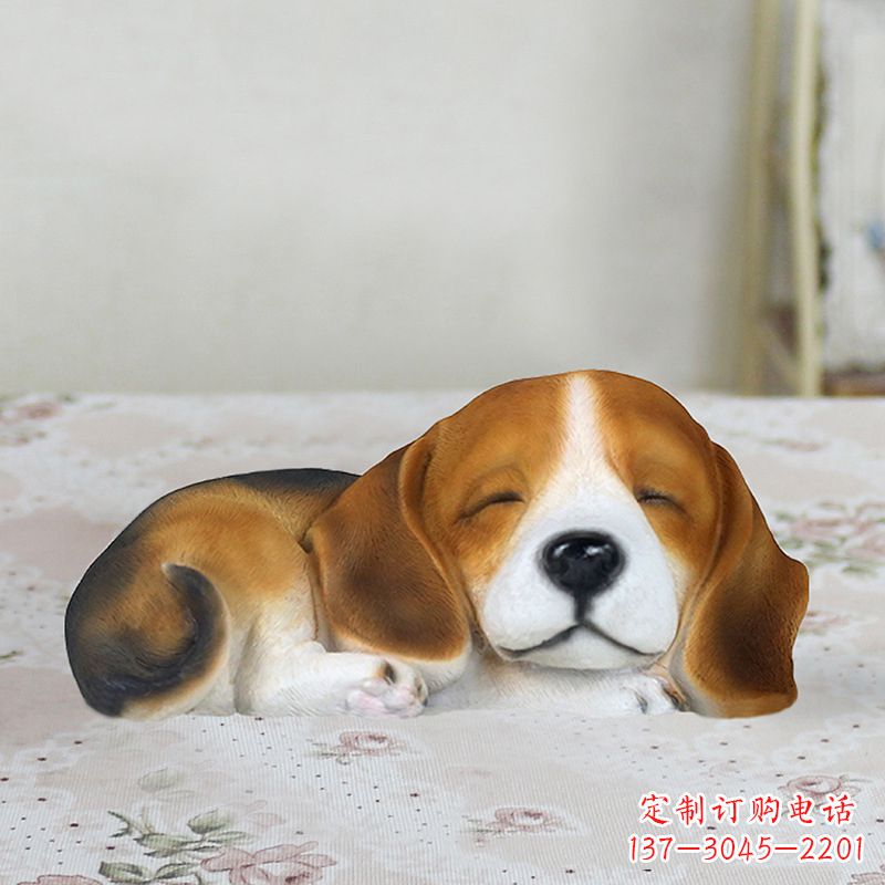 开封卧姿比格犬仿真雕塑,睡觉的小狗狗是内美陈动物雕塑摆件