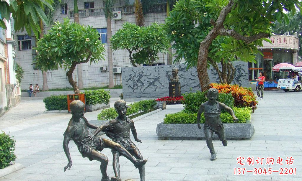 开封小孩踢足球铜雕