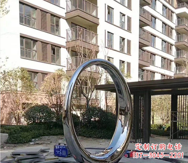 开封小区不锈钢镜面圆环雕塑