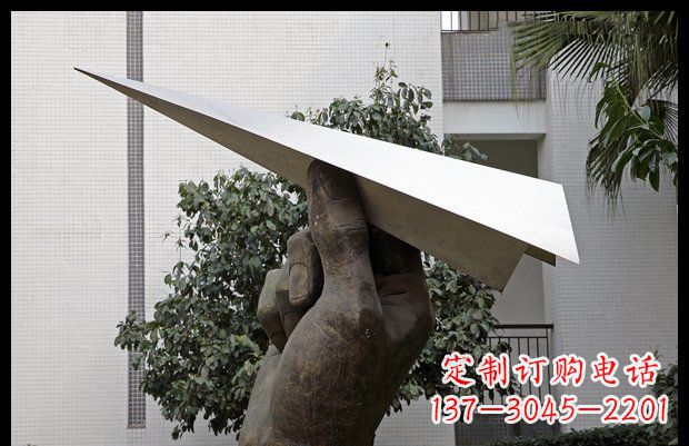 开封小区不锈钢手拿纸飞机雕塑