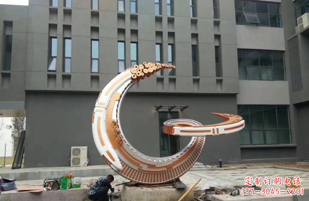 开封小区抽象不锈钢月亮雕塑