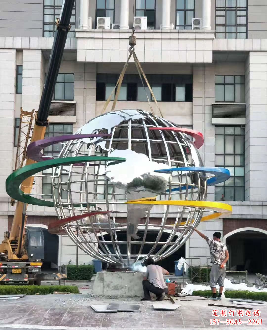 开封校园彩色不锈钢地球仪雕塑