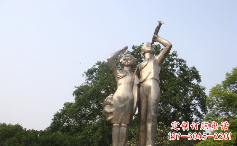 开封校园吹军号敬礼的小学生人物景观铜雕