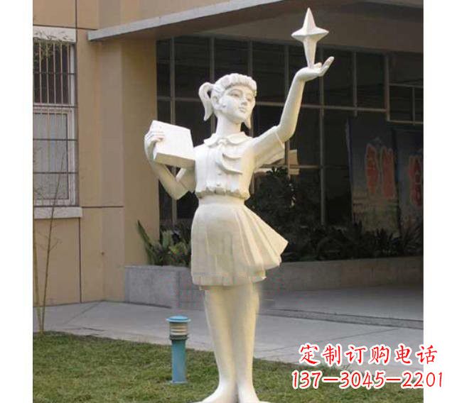 开封校园拿书本的小学生石雕