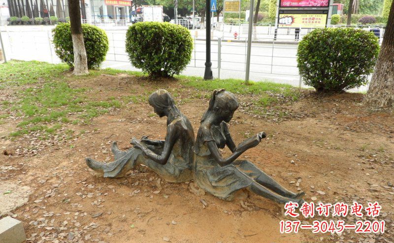 开封校园坐着看书的女孩人物铜雕