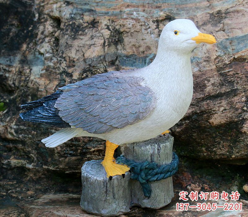 开封一手托鸽子 一手拿书本的雕塑像