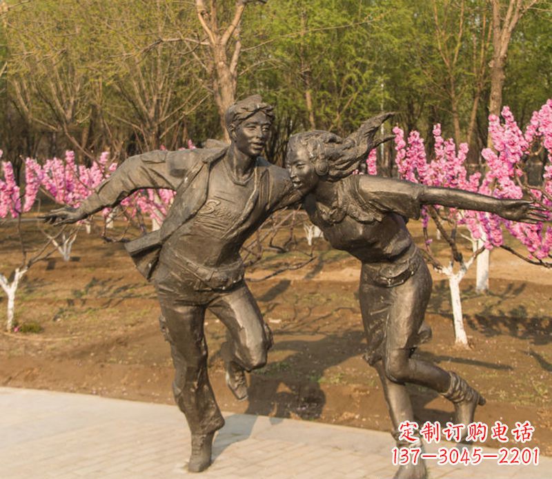 开封游玩的情侣铜雕
