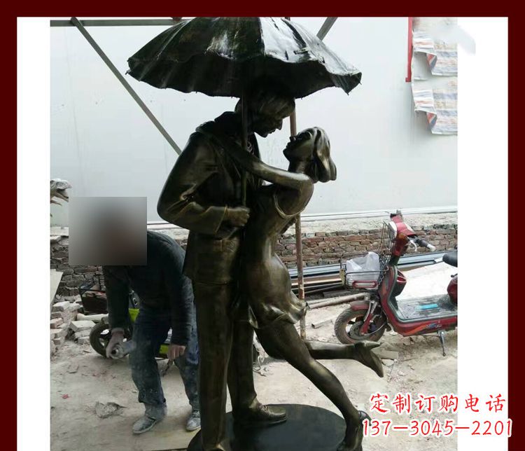 开封雨伞下拥抱的情侣铜雕