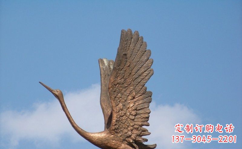 开封展翅高飞的仙鹤动物铜雕