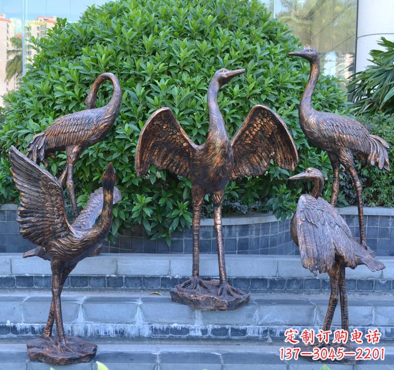 开封展翅仙鹤雕塑
