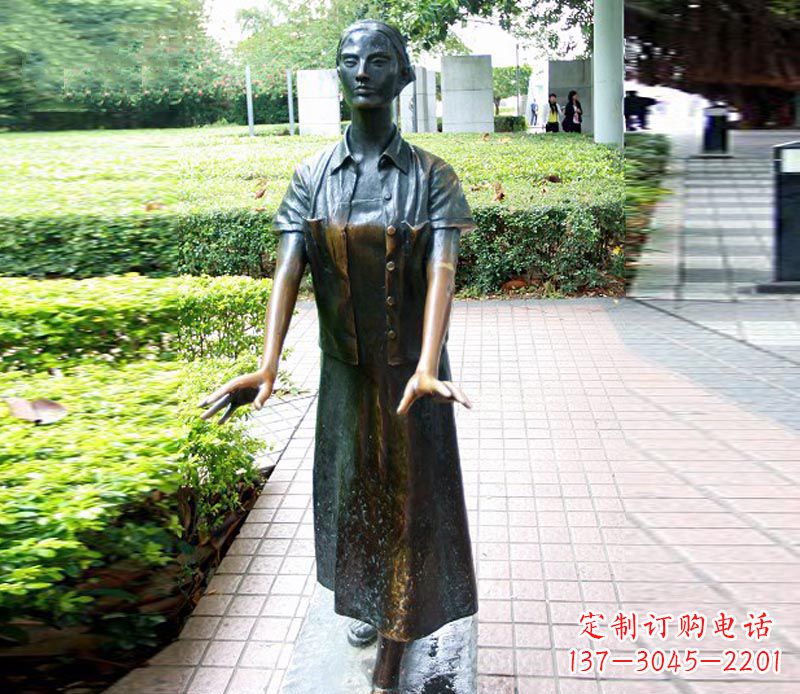 开封走路的盲人女孩铜雕