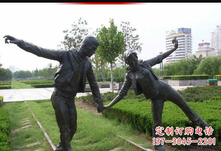 开封走铁轨的情侣铜雕
