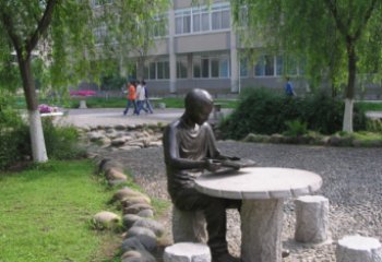 开封坐石桌凳看书的学生铜雕