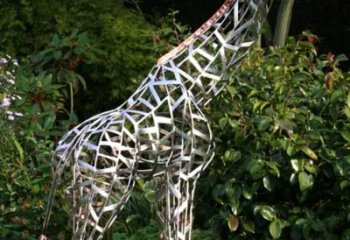 开封长颈鹿雕塑-户外草坪大型不锈钢镂空长颈鹿雕塑